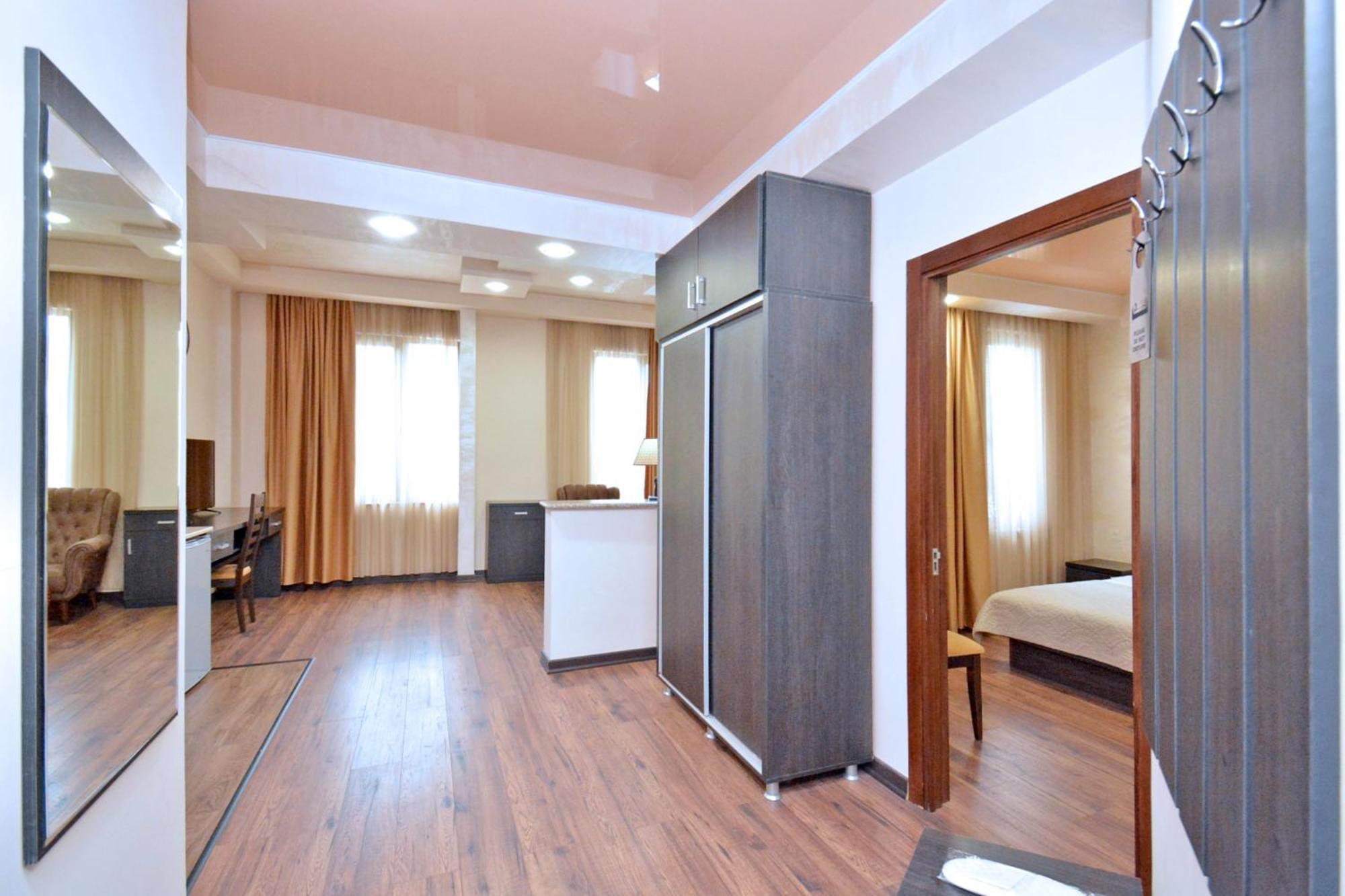 Partez Hotel Ереван Экстерьер фото