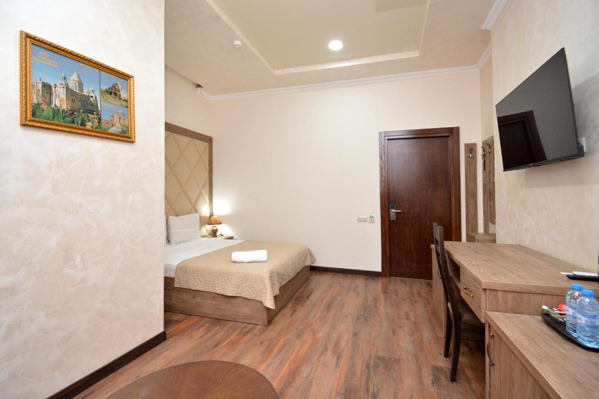 Partez Hotel Ереван Экстерьер фото