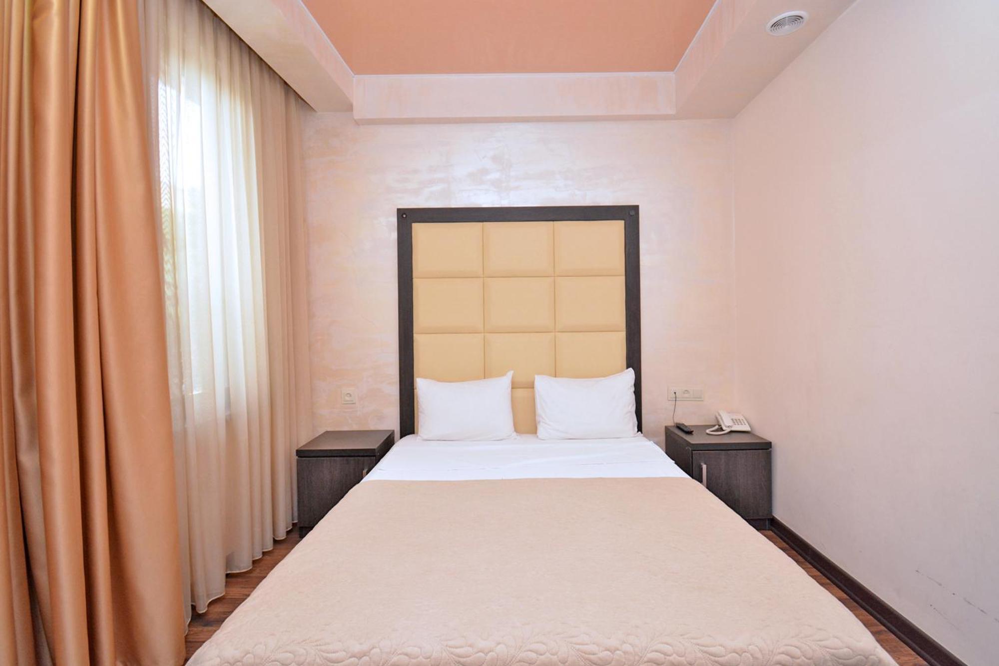 Partez Hotel Ереван Экстерьер фото